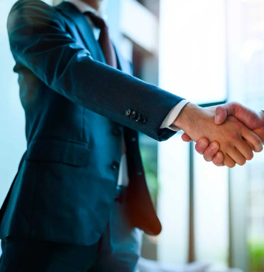 スーツの男性が握手する写真